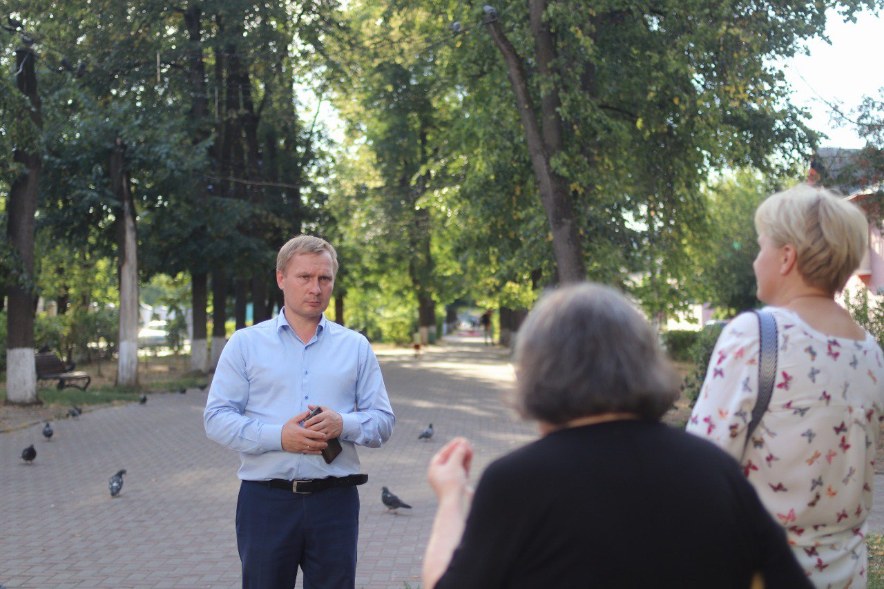 По поручению главы городского округа Фрязино Дмитрия Воробьева его заместитель Дмитрий Медведев провел встречу с жителями на липовой аллее