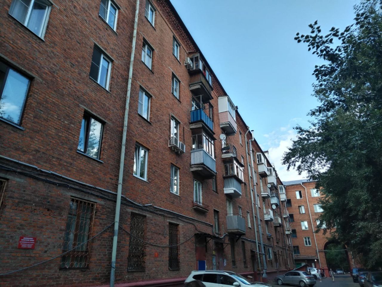 По поручению главы городского округа Фрязино Дмитрия Воробьева его заместитель Виктория Оганезова проверила ход завершения капитального ремонта многоквартирного дома №17 по улице Вокзальной