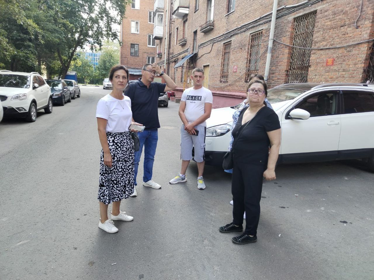 По поручению главы городского округа Фрязино Дмитрия Воробьева его заместитель Виктория Оганезова проверила ход завершения капитального ремонта многоквартирного дома №17 по улице Вокзальной