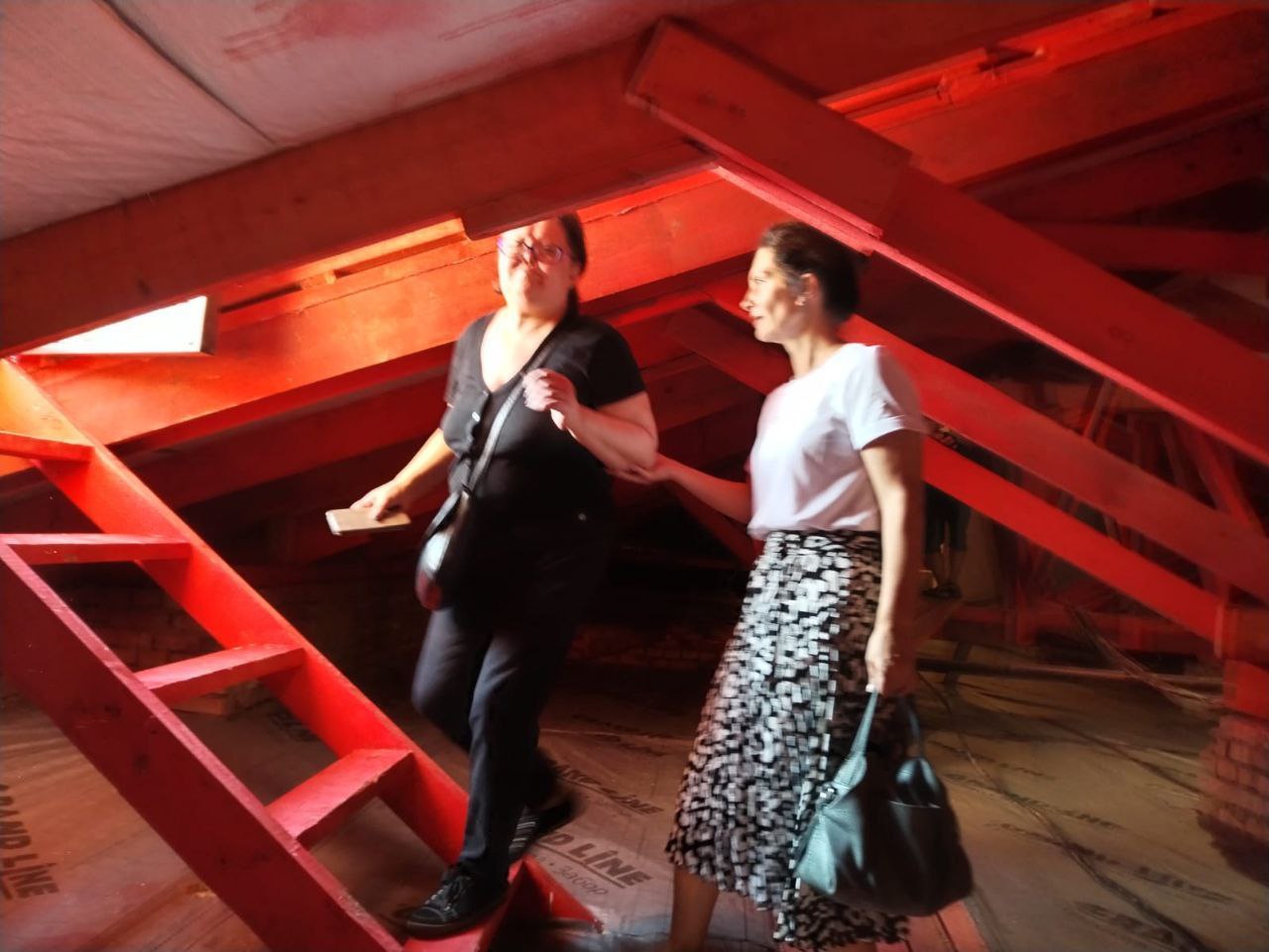 По поручению главы городского округа Фрязино Дмитрия Воробьева его заместитель Виктория Оганезова проверила ход завершения капитального ремонта многоквартирного дома №17 по улице Вокзальной