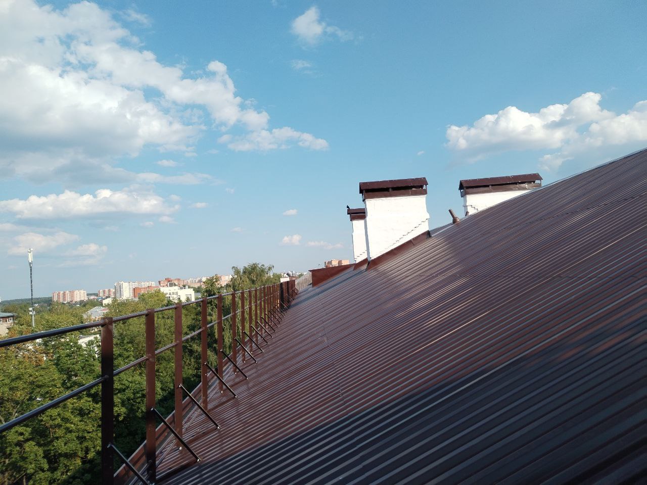 По поручению главы городского округа Фрязино Дмитрия Воробьева его заместитель Виктория Оганезова проверила ход завершения капитального ремонта многоквартирного дома №17 по улице Вокзальной