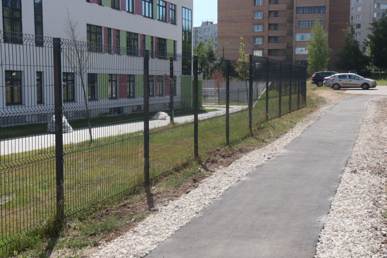 По поручению главы городского округа Фрязино Дмитрия Воробьева сделали безопасную пешеходную дорожку вдоль нового корпуса школы №1 от дома №7 по ул. 60 лет СССР