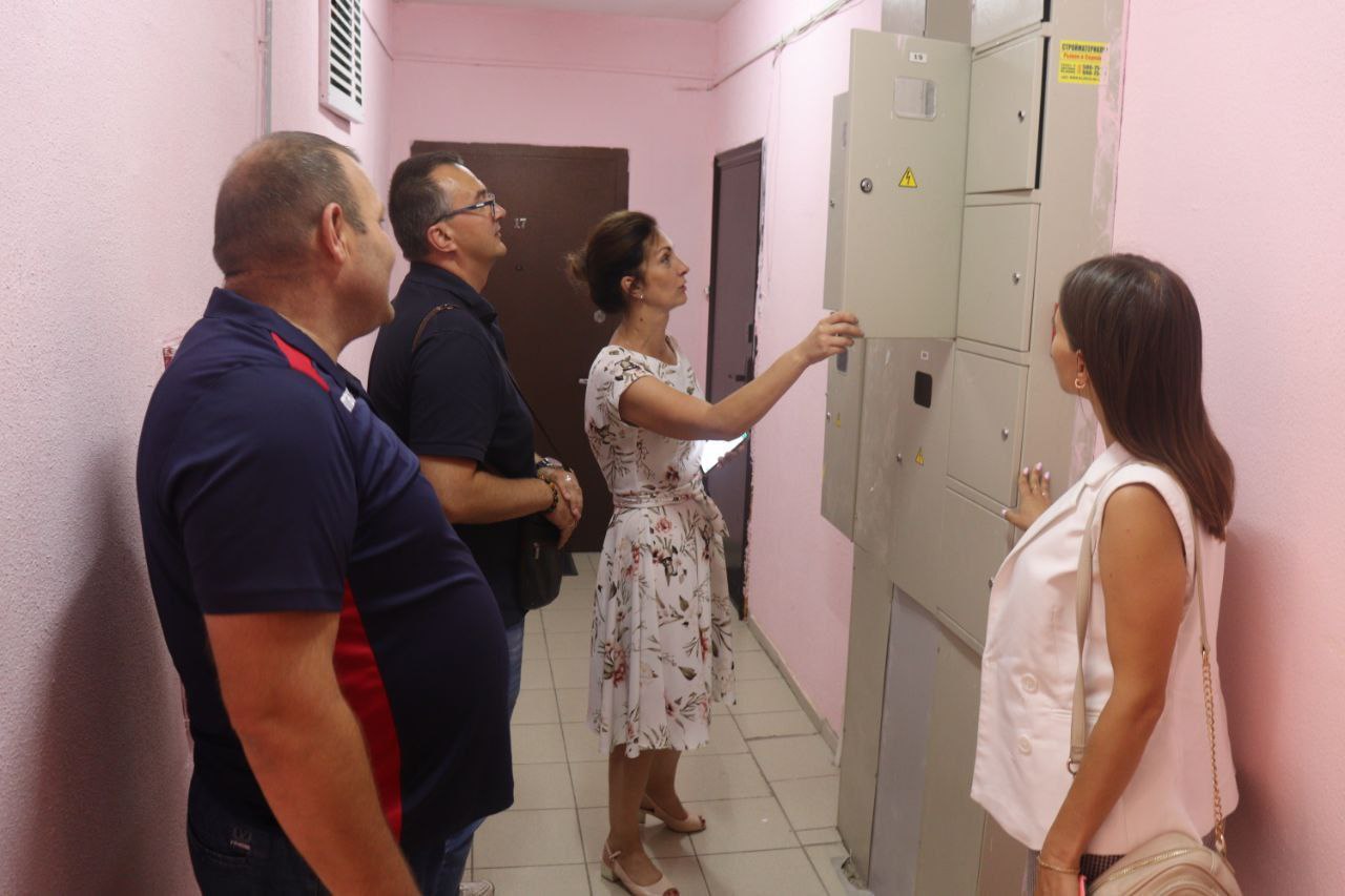 Проверка хода ремонтных работ в первом подъезде дома № 14 по улице Горького