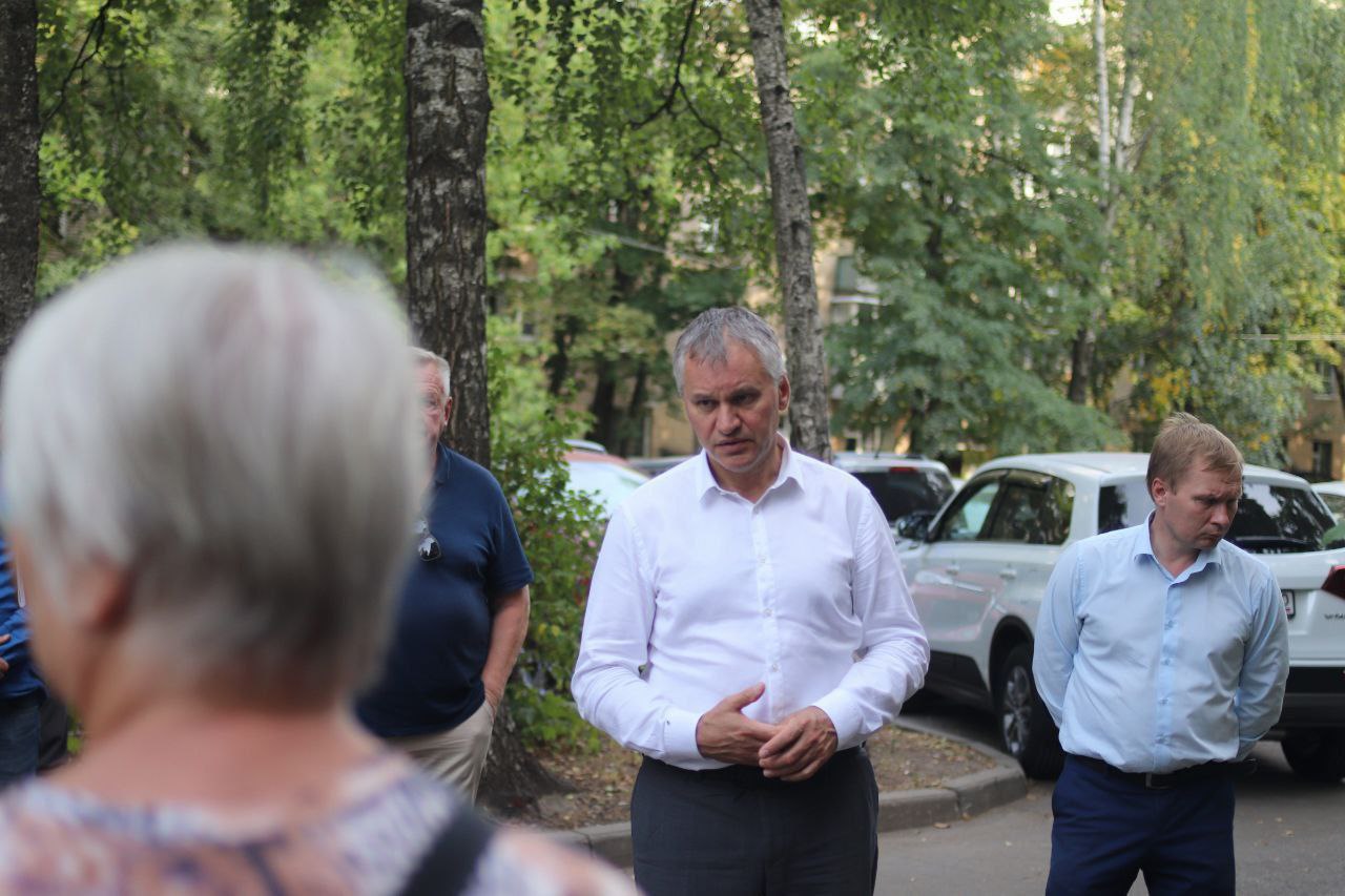 Глава городского округа Фрязино Дмитрий Воробьев проверил качество выполнения капитального ремонта мягкой кровли дома 1Б по улице Школьной