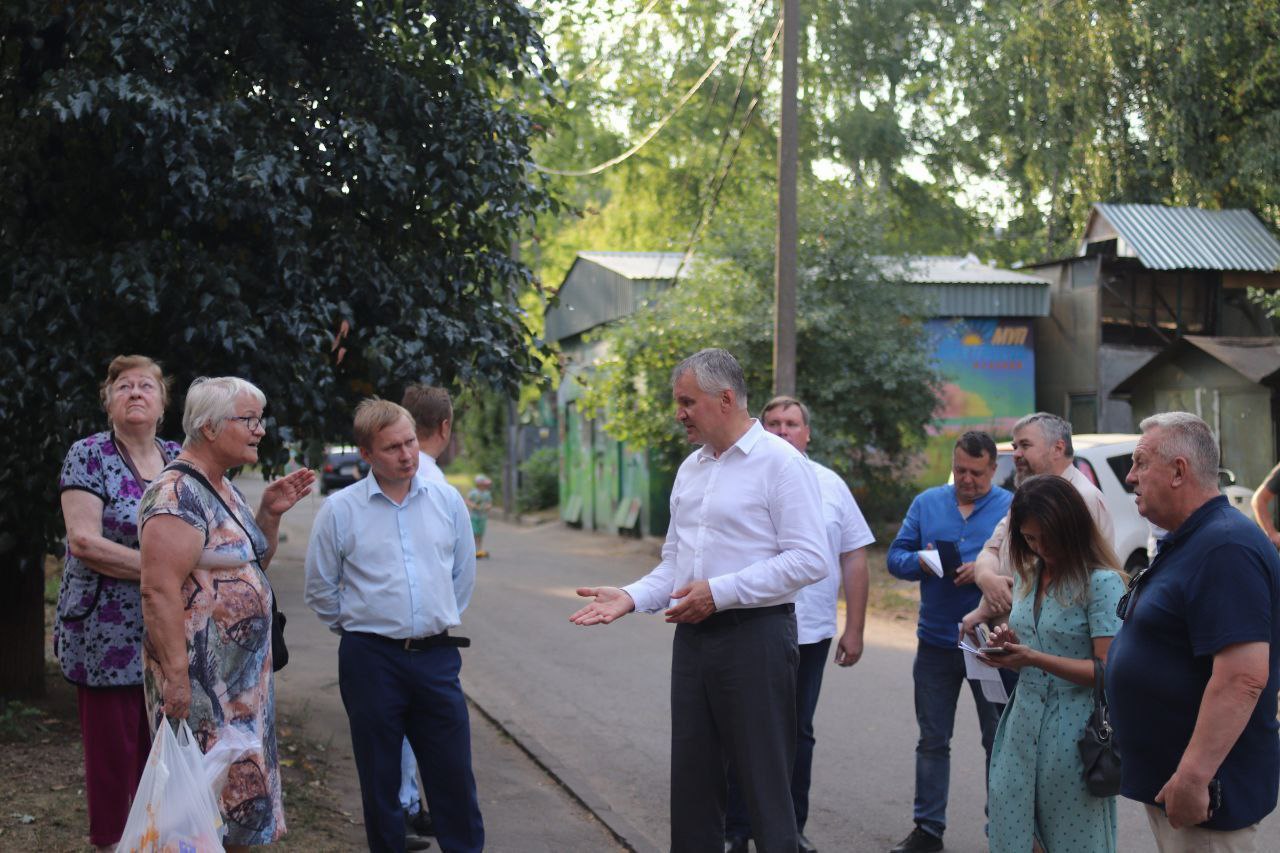 Глава городского округа Фрязино Дмитрий Воробьев проверил качество выполнения капитального ремонта мягкой кровли дома 1Б по улице Школьной