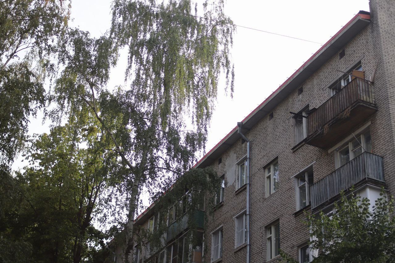 Глава городского округа Фрязино Дмитрий Воробьев проверил качество выполнения капитального ремонта мягкой кровли дома 1Б по улице Школьной