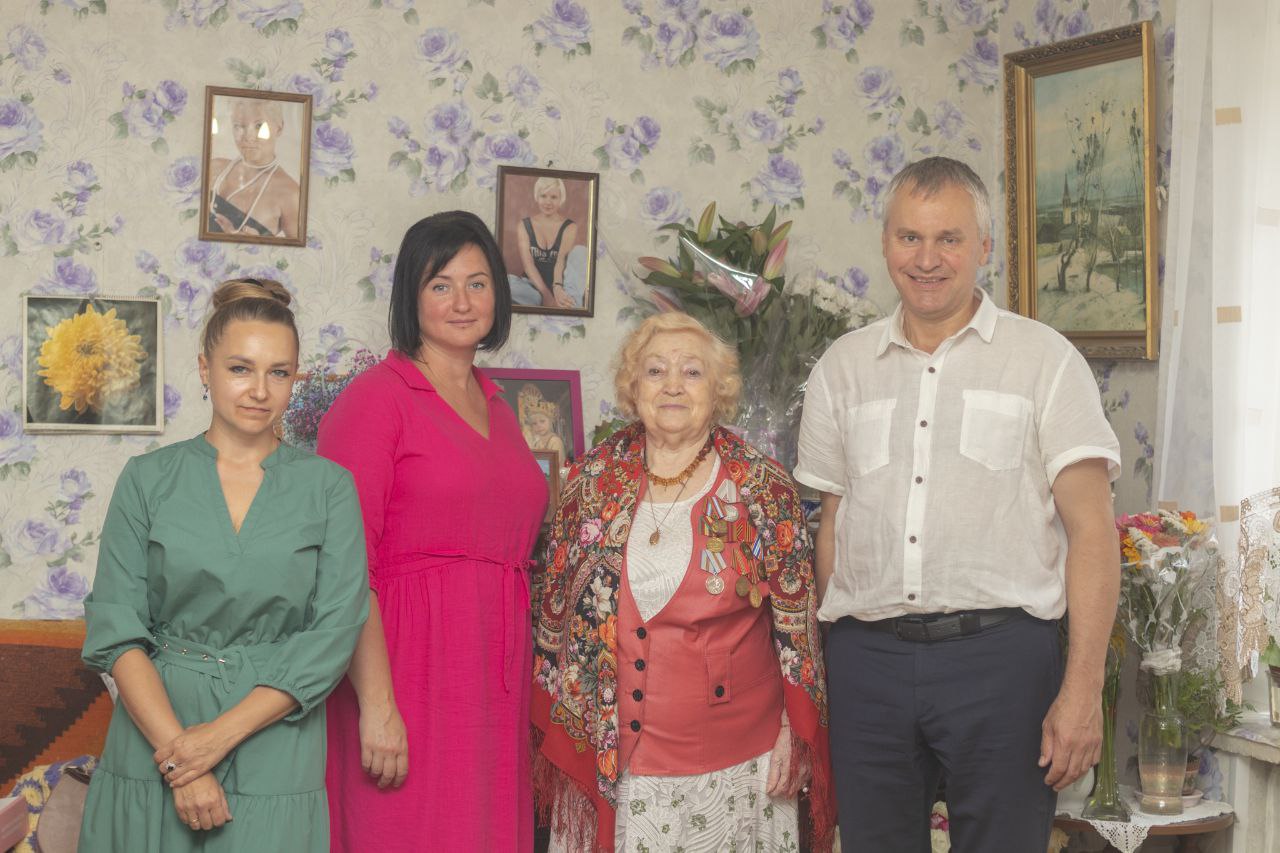 глава городского округа Фрязино Дмитрий Воробьев совместно с депутатом городского Совета Александрой Киреевой поздравили с 90-летним юбилеем Скуратову Ирину Семеновну