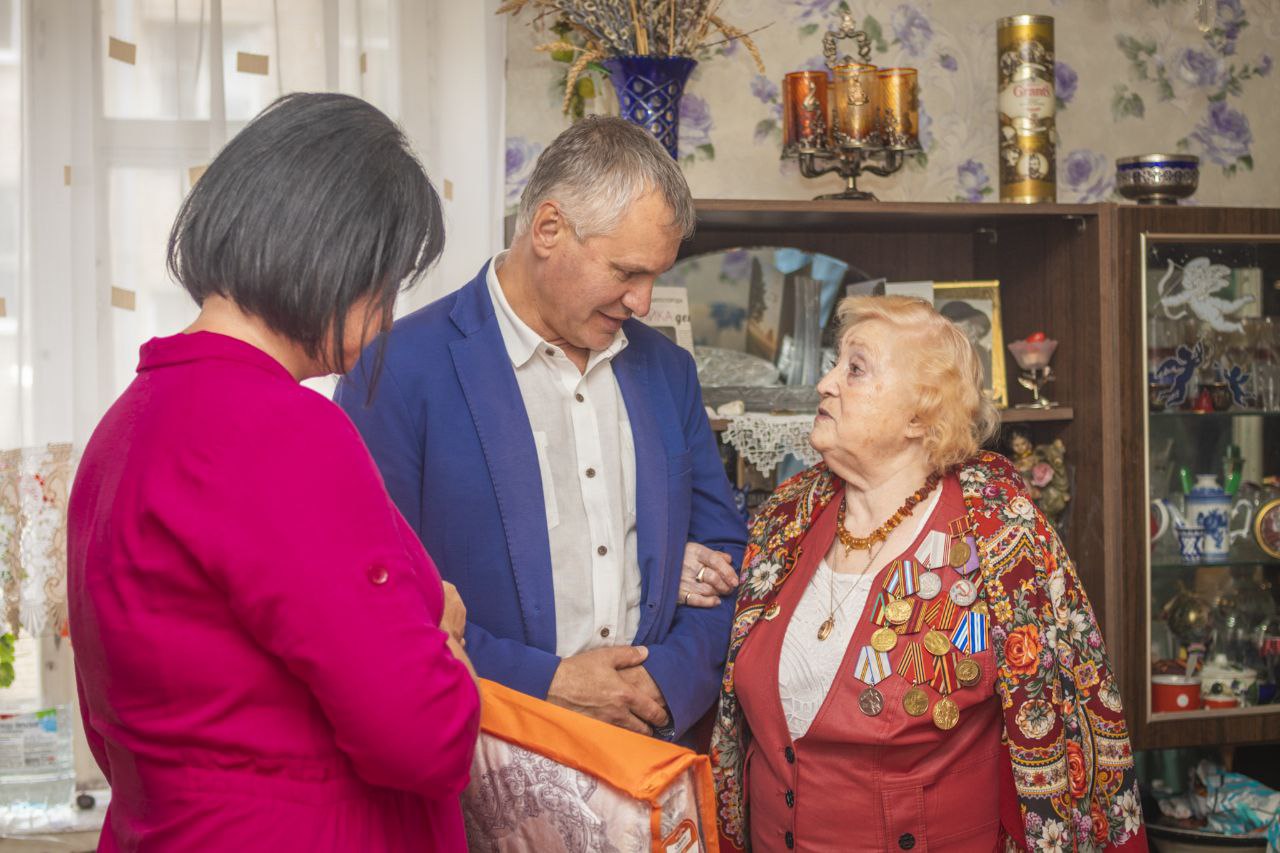 глава городского округа Фрязино Дмитрий Воробьев совместно с депутатом городского Совета Александрой Киреевой поздравили с 90-летним юбилеем Скуратову Ирину Семеновну