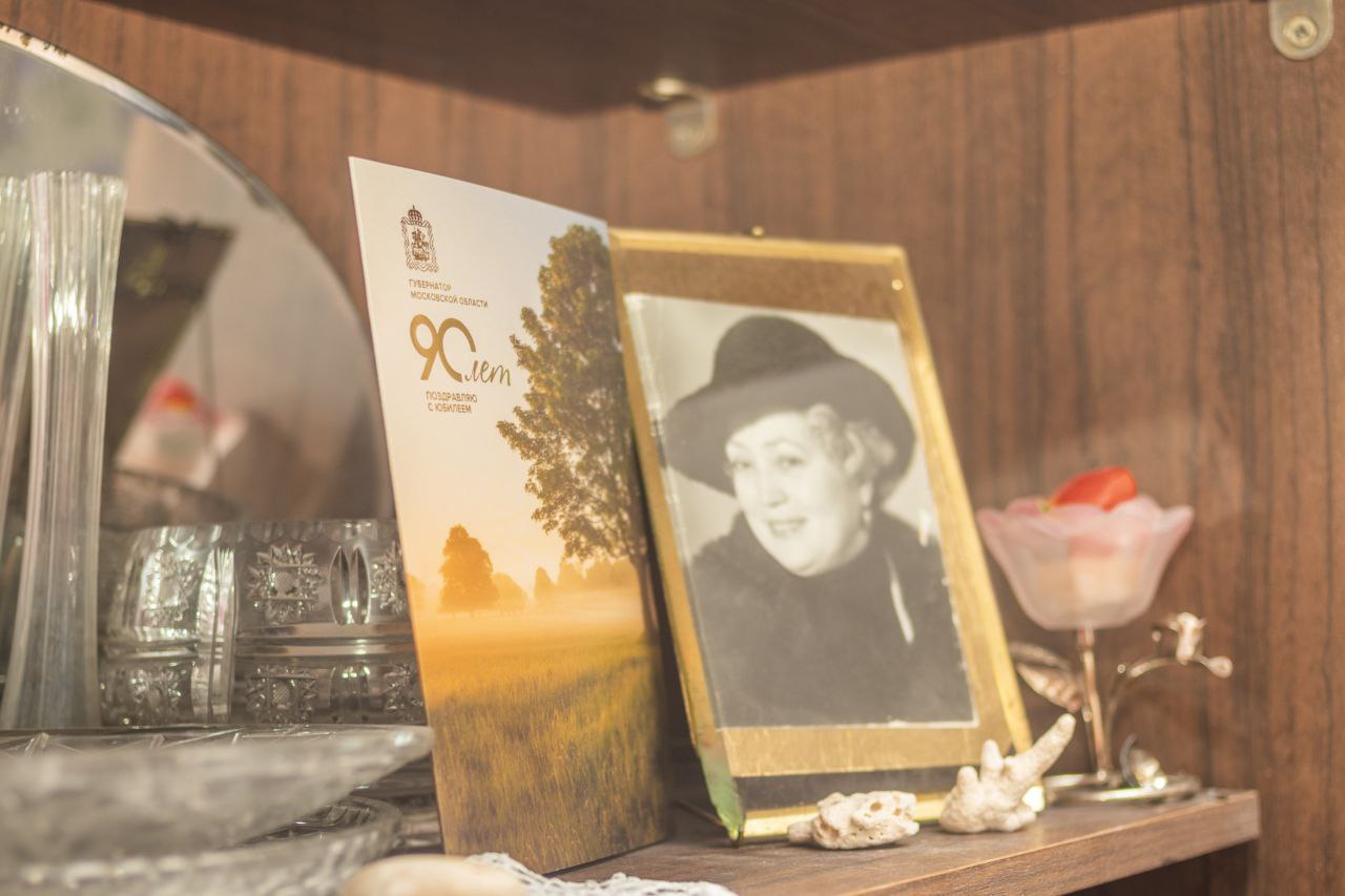 глава городского округа Фрязино Дмитрий Воробьев совместно с депутатом городского Совета Александрой Киреевой поздравили с 90-летним юбилеем Скуратову Ирину Семеновну