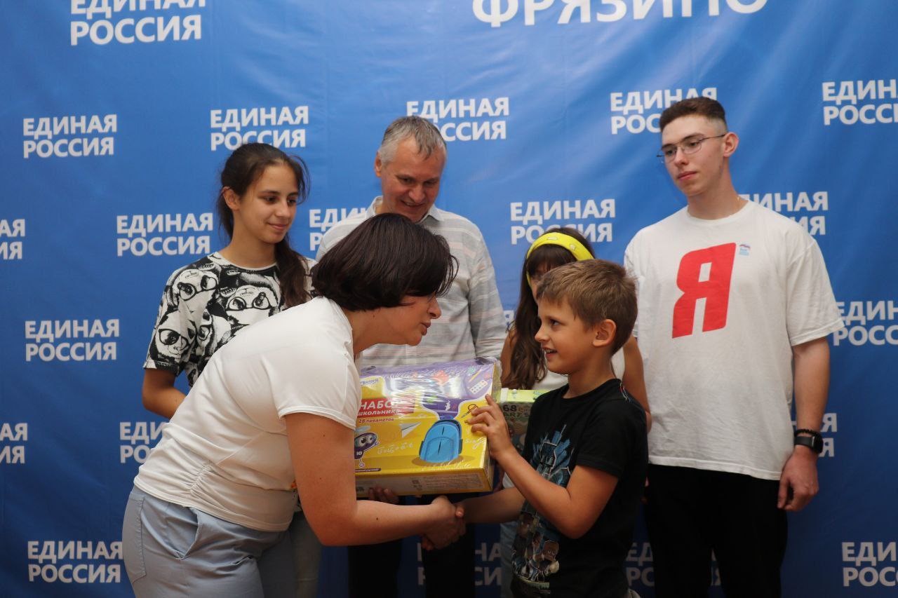 Глава городского округа Фрязино Дмитрий Воробьев принял участие в доброй акции «Собери ребенка в школу»!