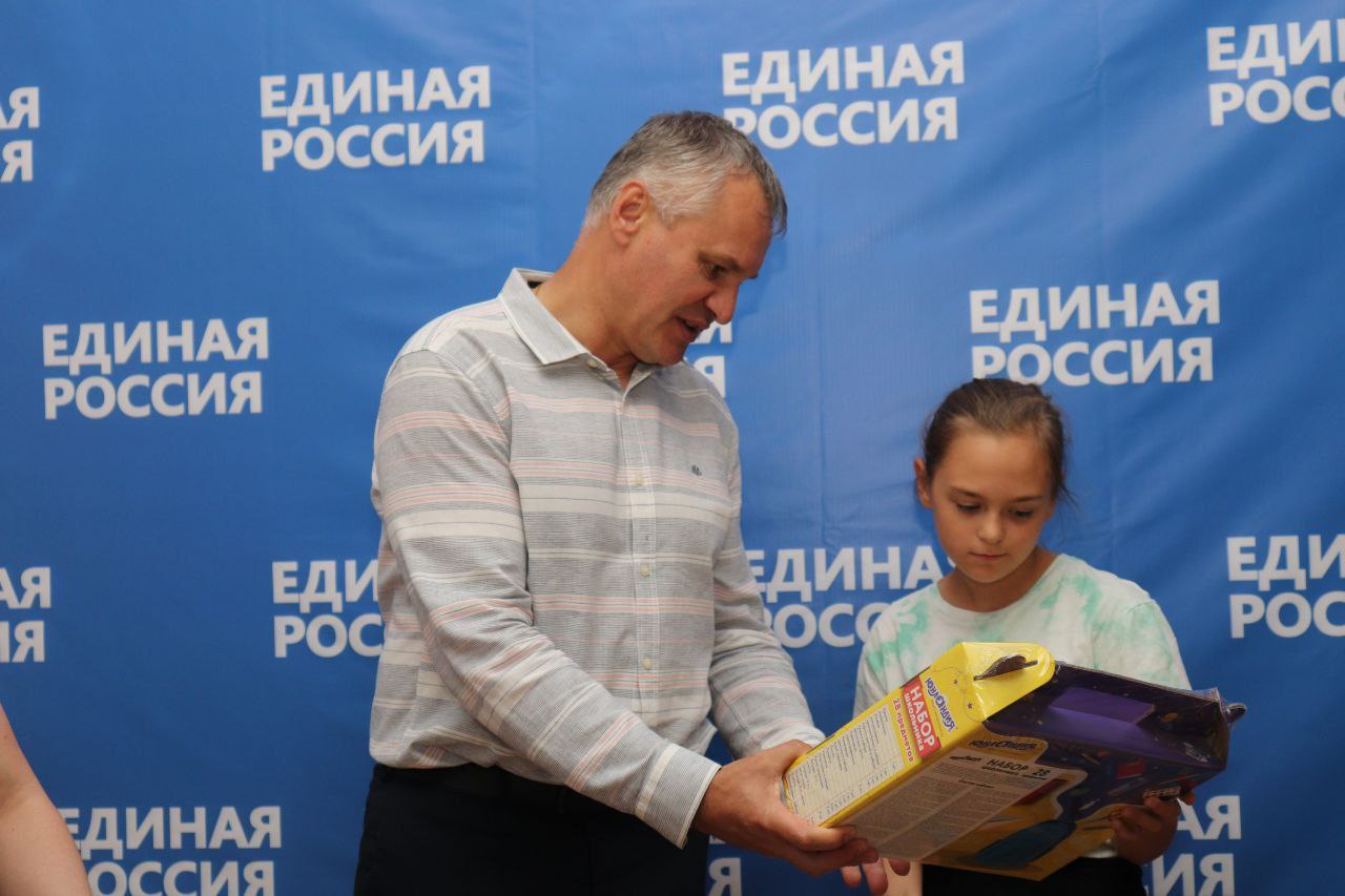 Глава городского округа Фрязино Дмитрий Воробьев принял участие в доброй акции «Собери ребенка в школу»!