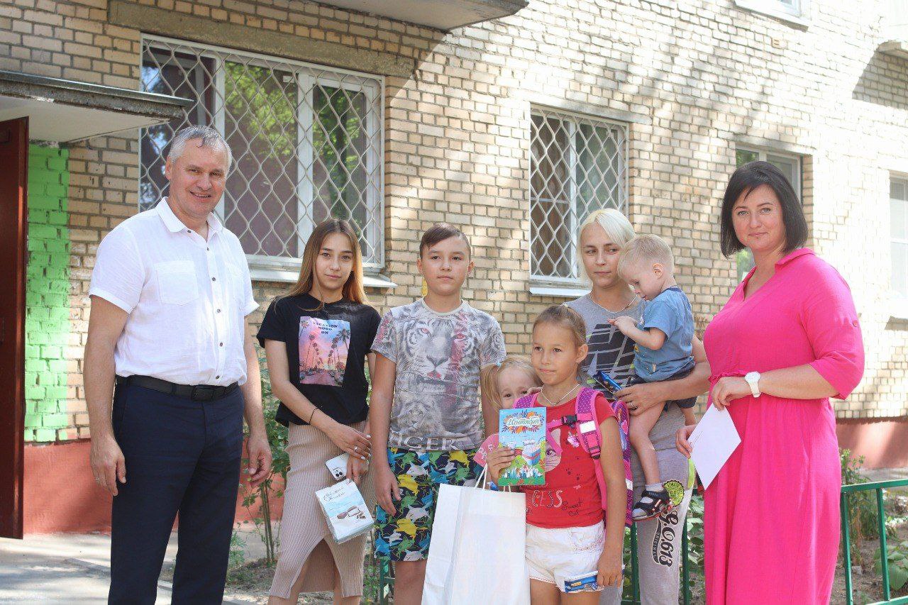 Глава городского округа Фрязино Дмитрий Воробьев, вместе с депутатом городского Совета Александрой Киреевой вручили рюкзак и необходимые школьные принадлежности первокласснице с очень красивым именем – Николине