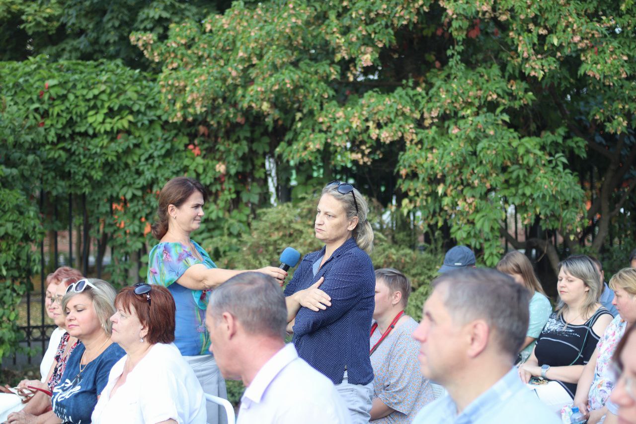 На территории спортивной школы «Олимп» прошла встреча главы городского округа Фрязино Дмитрия Воробьева с жителями, в формате выездной администрации