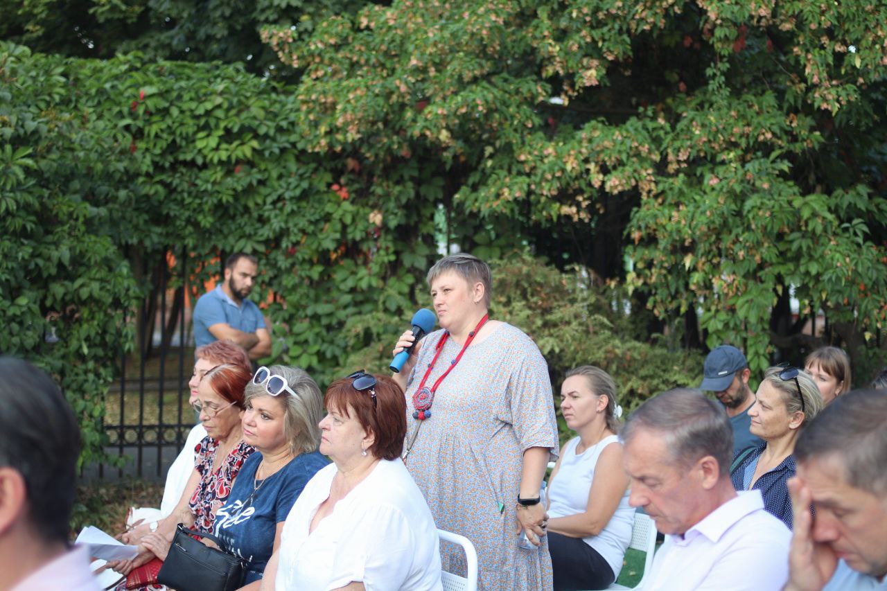 На территории спортивной школы «Олимп» прошла встреча главы городского округа Фрязино Дмитрия Воробьева с жителями, в формате выездной администрации