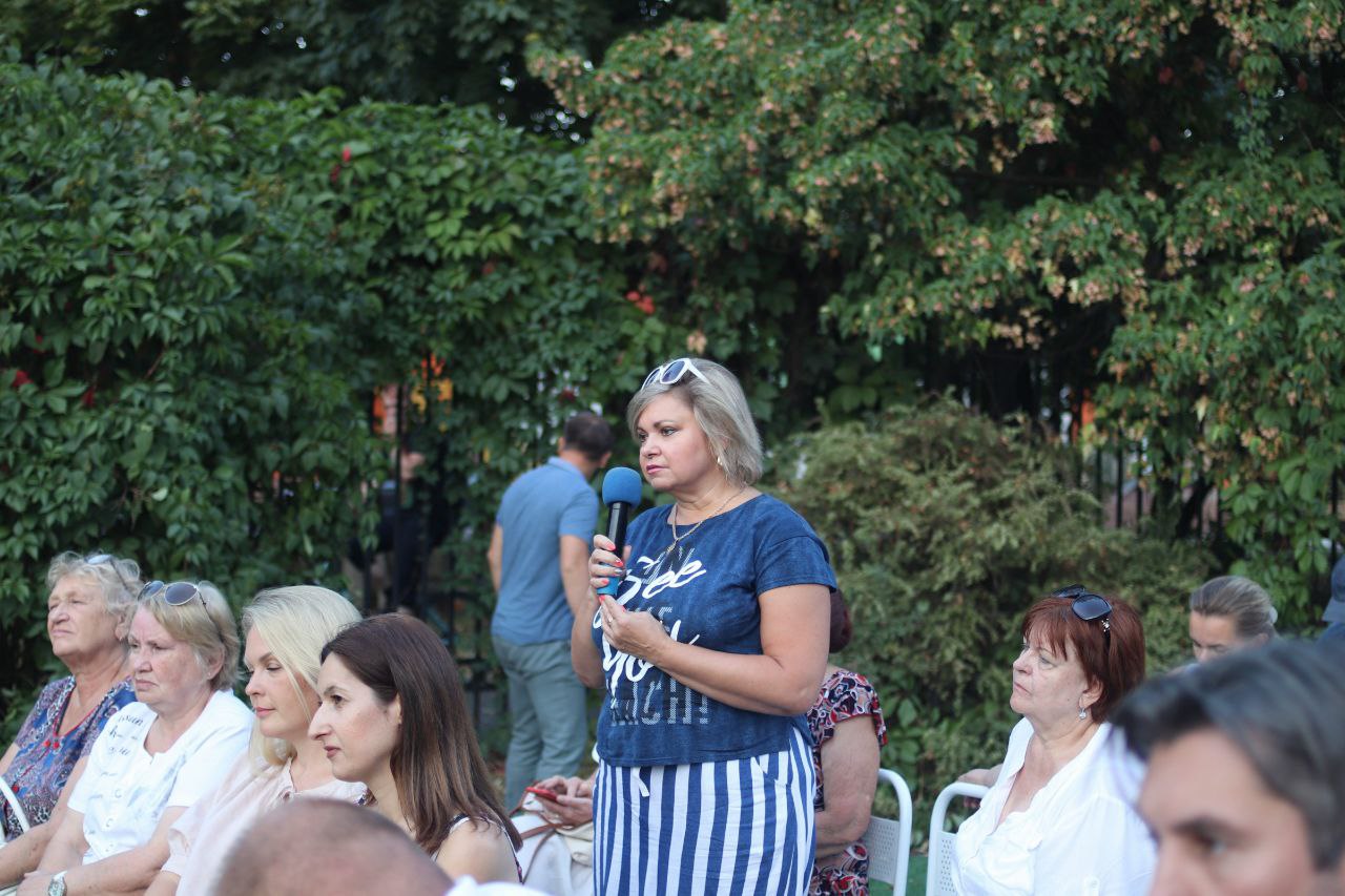 На территории спортивной школы «Олимп» прошла встреча главы городского округа Фрязино Дмитрия Воробьева с жителями, в формате выездной администрации