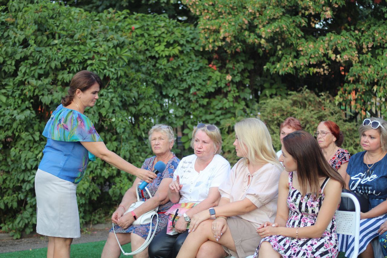 На территории спортивной школы «Олимп» прошла встреча главы городского округа Фрязино Дмитрия Воробьева с жителями, в формате выездной администрации