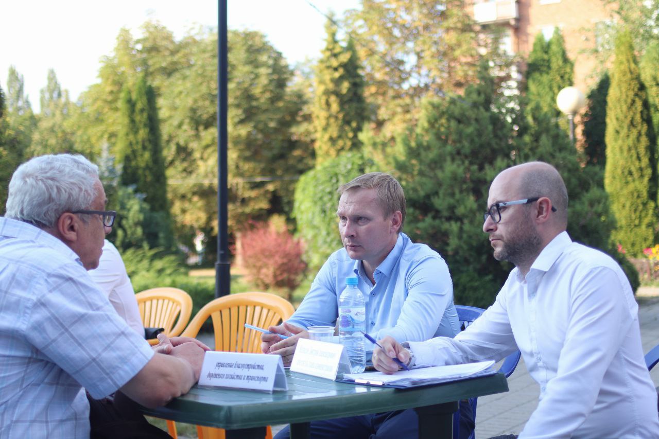 На территории спортивной школы «Олимп» прошла встреча главы городского округа Фрязино Дмитрия Воробьева с жителями, в формате выездной администрации