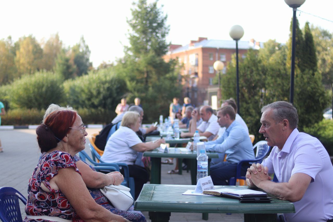 На территории спортивной школы «Олимп» прошла встреча главы городского округа Фрязино Дмитрия Воробьева с жителями, в формате выездной администрации