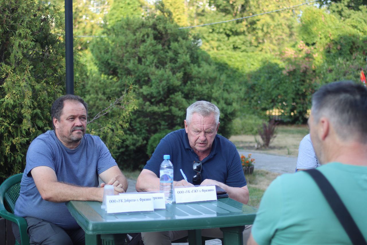 На территории спортивной школы «Олимп» прошла встреча главы городского округа Фрязино Дмитрия Воробьева с жителями, в формате выездной администрации