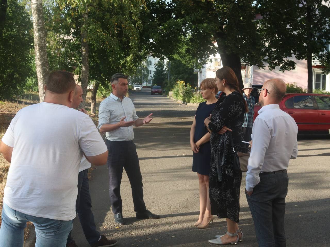 По поручению главы городского округа Фрязино Дмитрия Воробьева его первый заместитель Нодар Бощеван провел встречу с жителями дома №21 по улице Институтской