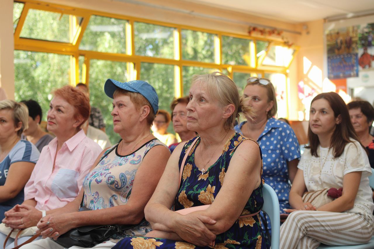 На территории школы №5 прошла встреча с жителями, в формате выездной администрации