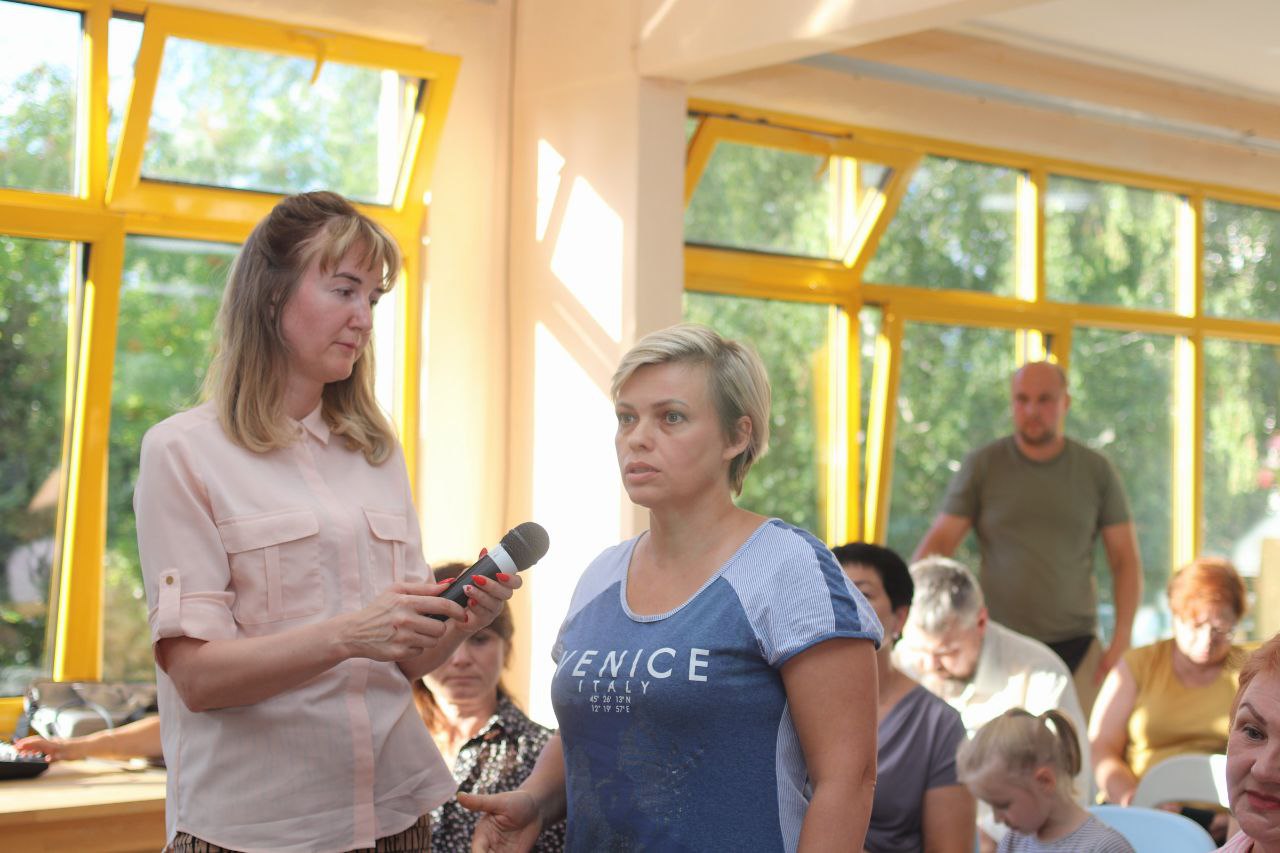 На территории школы №5 прошла встреча с жителями, в формате выездной администрации