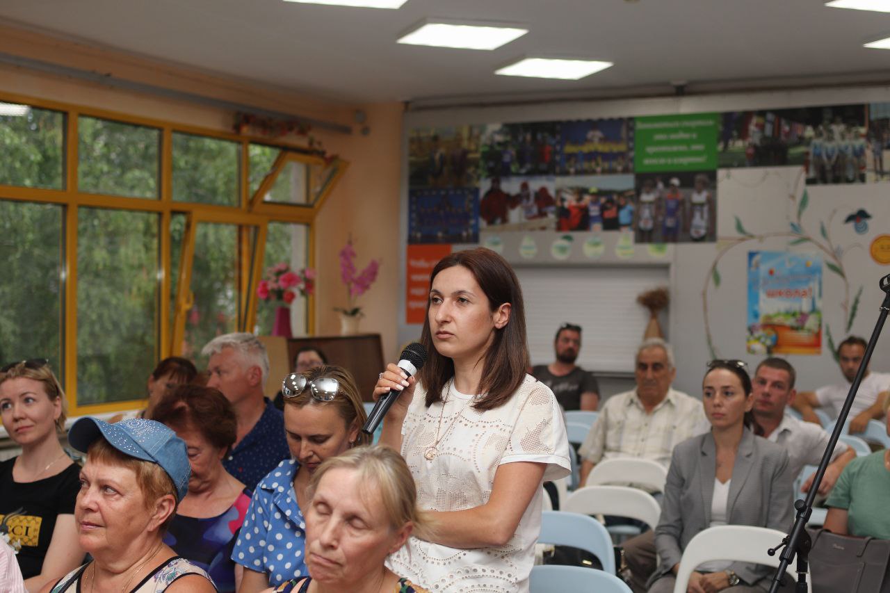 На территории школы №5 прошла встреча с жителями, в формате выездной администрации