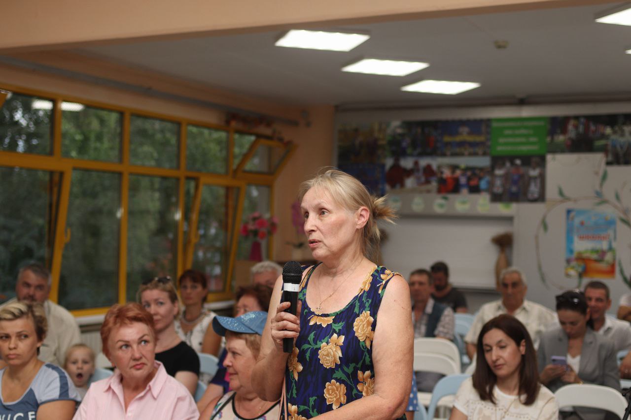 На территории школы №5 прошла встреча с жителями, в формате выездной администрации