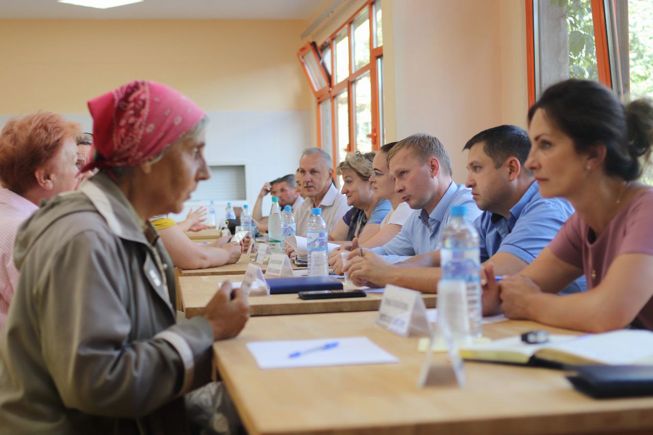 На территории школы №5 прошла встреча с жителями, в формате выездной администрации