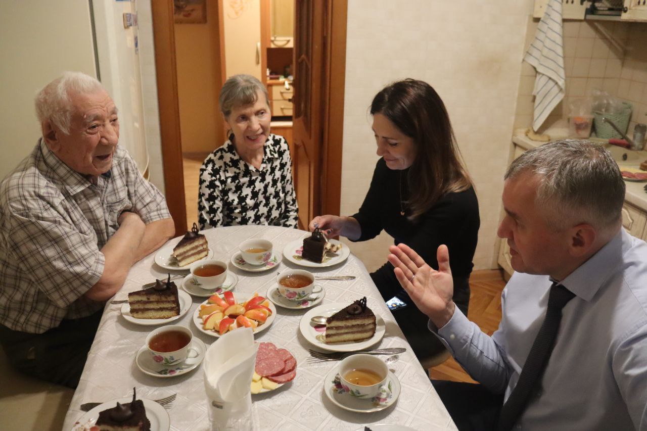 Глава городского округа Фрязино Дмитрий Воробьев навестил ветерана ВОВ Раофа Кавыевича Ижбулатова