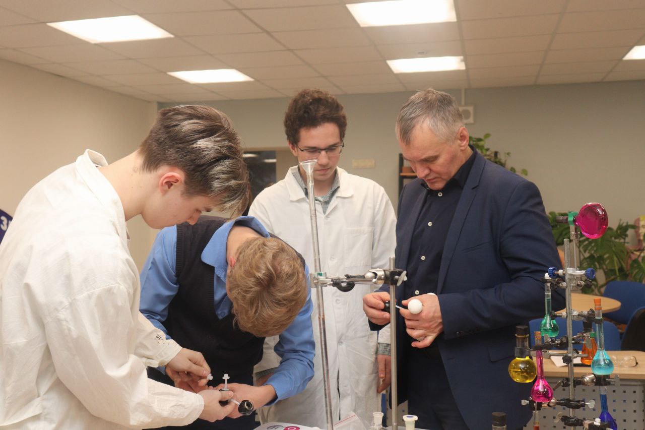 Во фрязинском лицее открылась естественно-научная лаборатория «Мудрый филин»