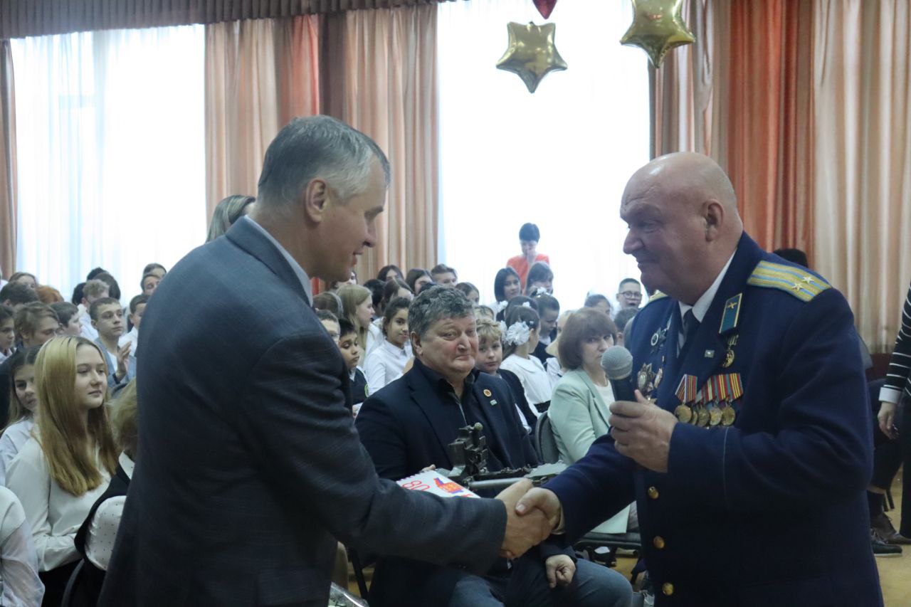 Во фрязинской гимназии отпраздновали 80-летие формирования авиационного полка «Нормандия-Неман»