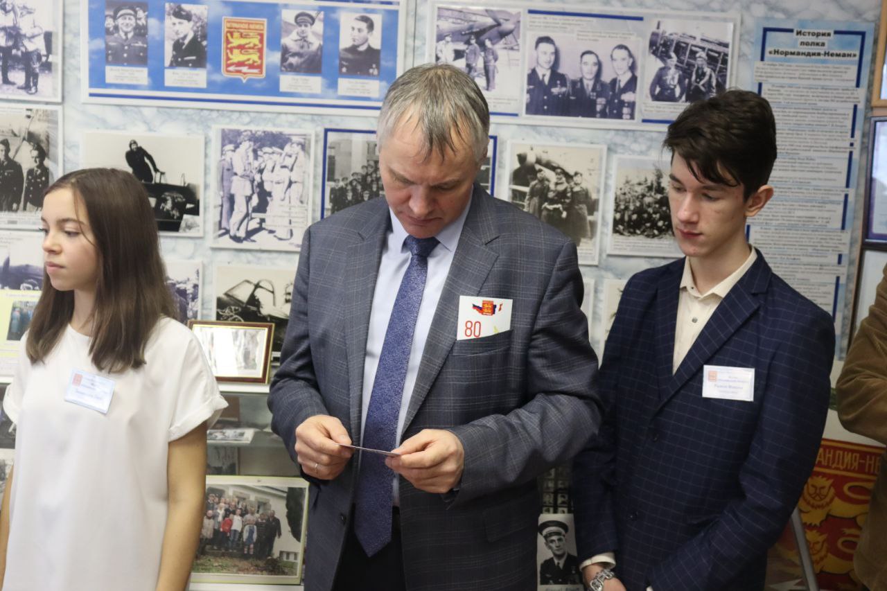 Во фрязинской гимназии отпраздновали 80-летие формирования авиационного полка «Нормандия-Неман»