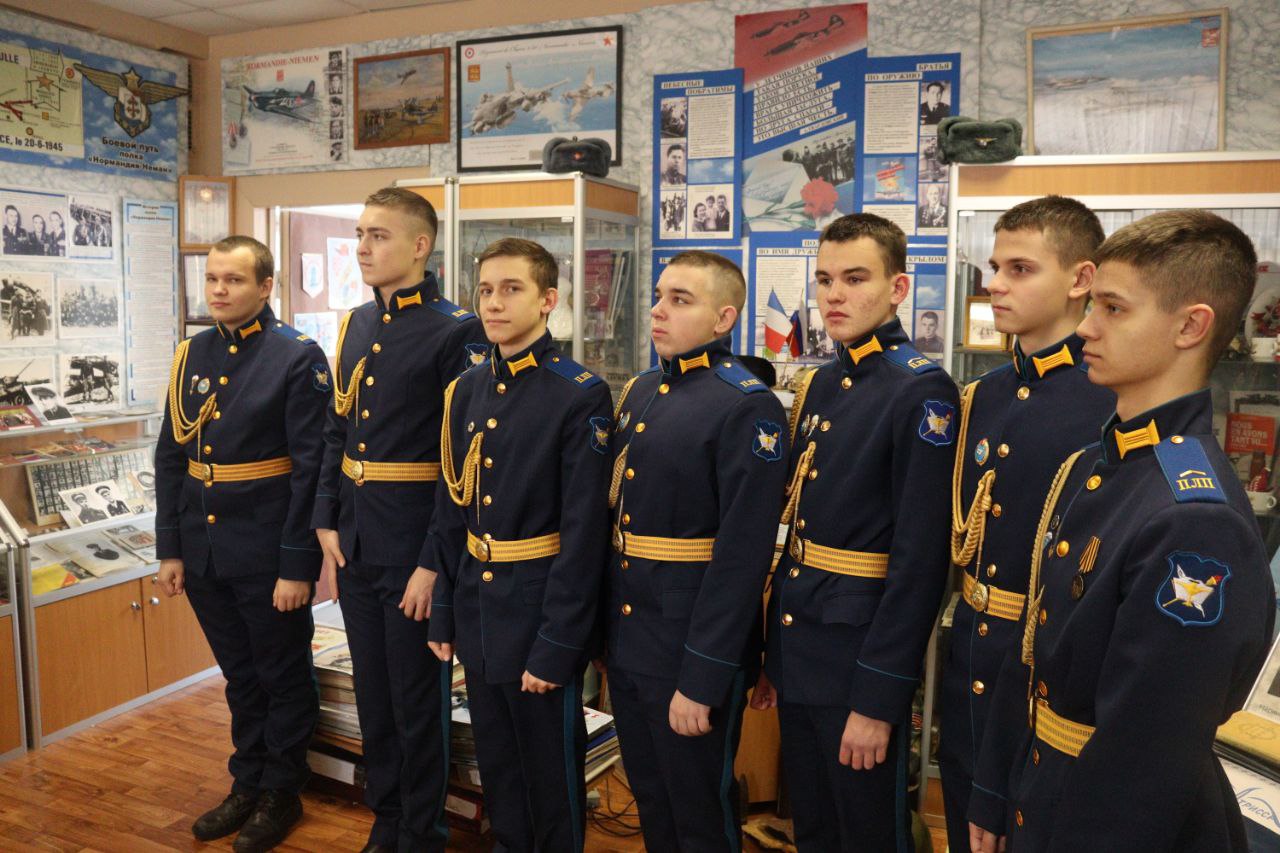 Во фрязинской гимназии отпраздновали 80-летие формирования авиационного полка «Нормандия-Неман»
