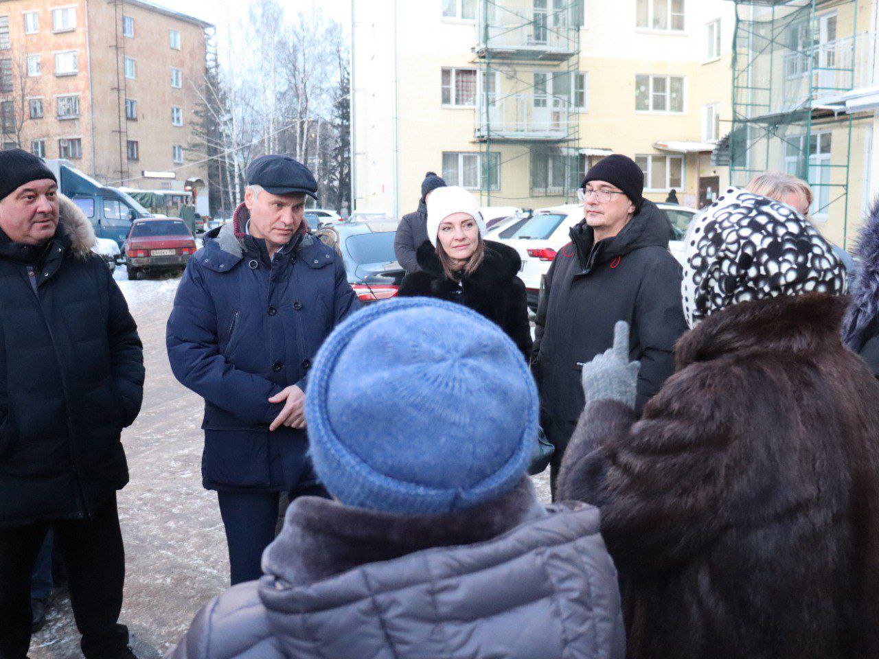 Проверили качество проведения ремонта балконов многоквартирного дома №27 по улице Центральной