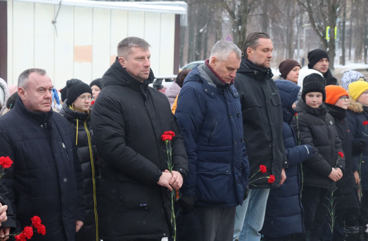 Возложение цветов к Стеле Победы в честь Дня Героев Отечества