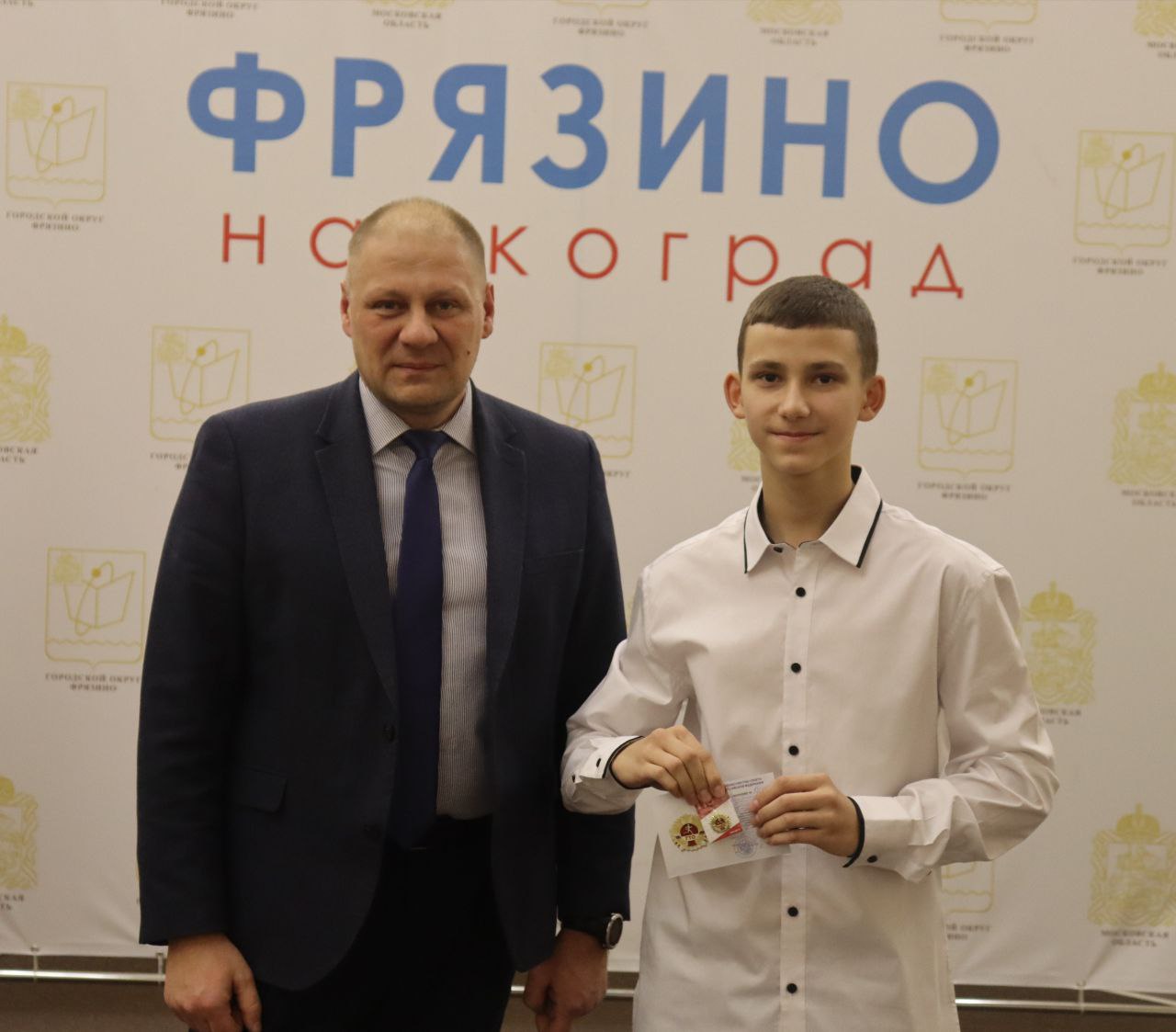 По поручению главы городского округа Фрязино Дмитрия Воробьева его заместитель Антон Тропин вручил золотые значки 13-ти фрязинцам, которые поддерживают зародившуюся в СССР традицию бороться за право получения знака «Готов к труду и обороне», и добиваются отличных результатов.