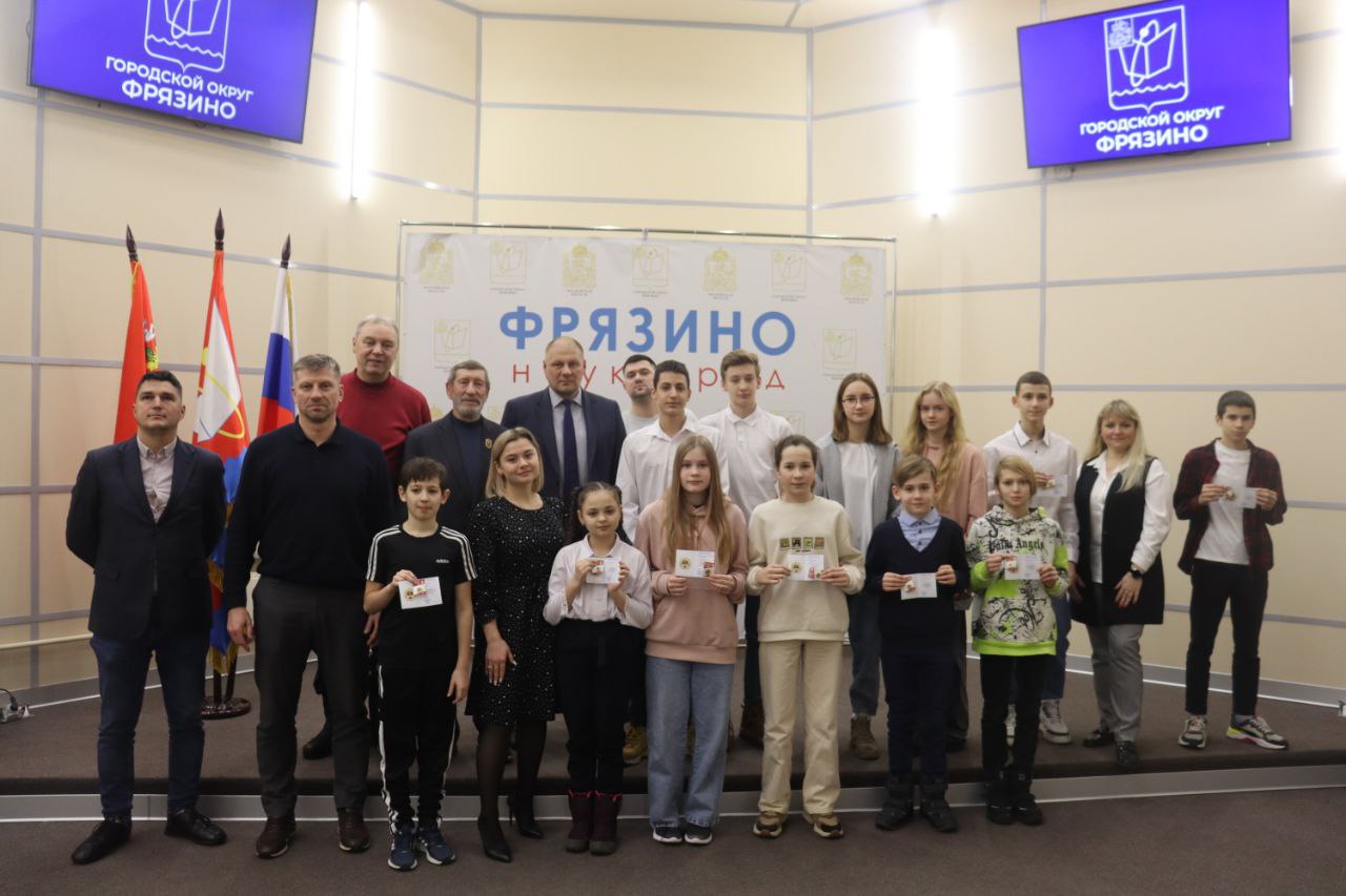 По поручению главы городского округа Фрязино Дмитрия Воробьева его заместитель Антон Тропин вручил золотые значки 13-ти фрязинцам, которые поддерживают зародившуюся в СССР традицию бороться за право получения знака «Готов к труду и обороне», и добиваются отличных результатов.
