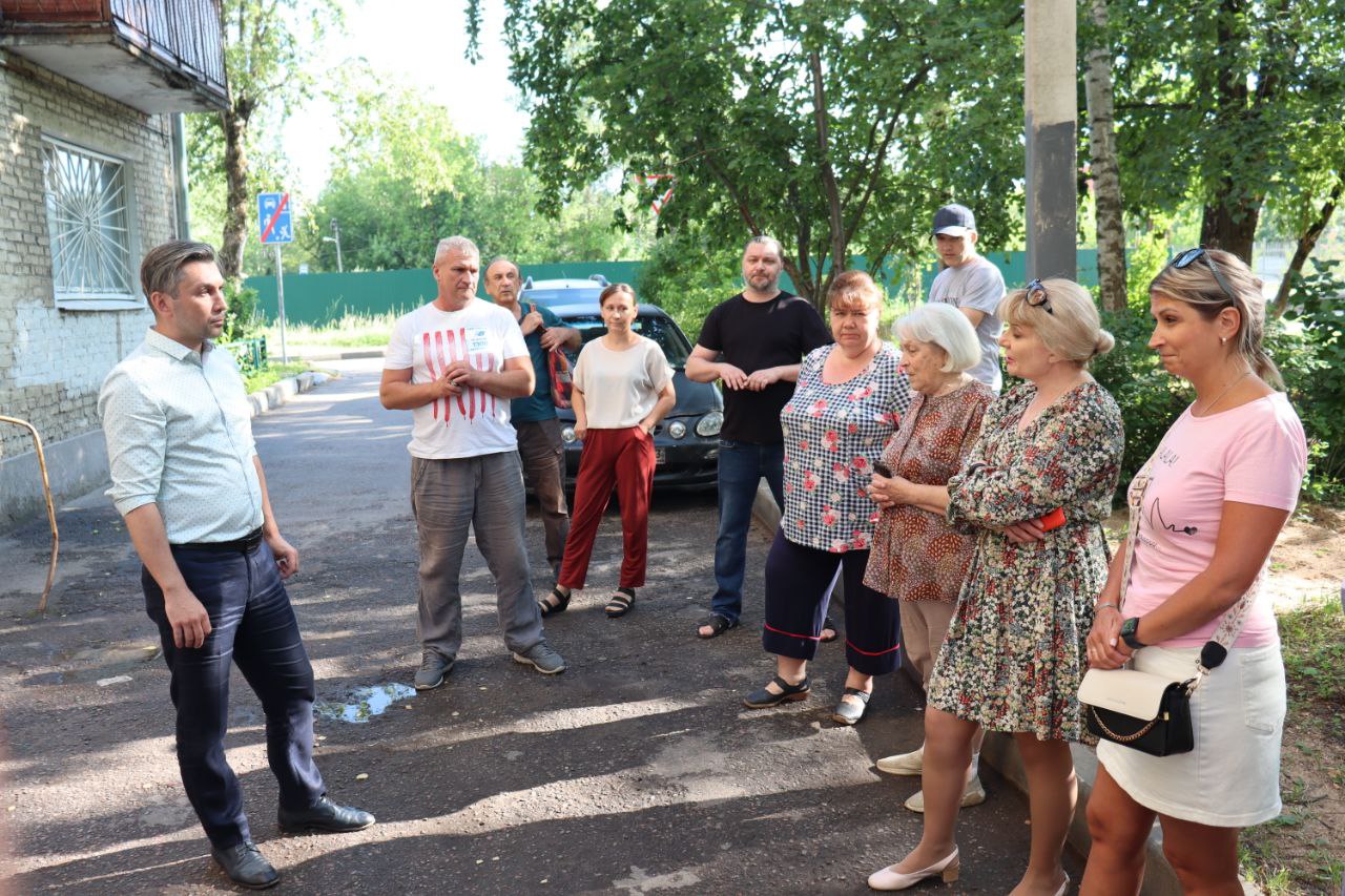 По поручению главы городского округа Фрязино Дмитрия Воробьева его первый заместитель Нодар Бощеван провел встречу с жителями дома 15 по улице Центральной