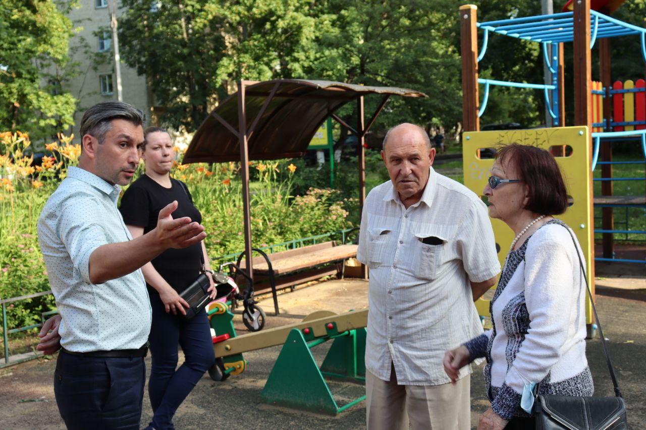 По поручению главы городского округа Фрязино Дмитрия Воробьева его первый заместитель Нодар Бощеван провел встречу с жителями дома 15 по улице Центральной