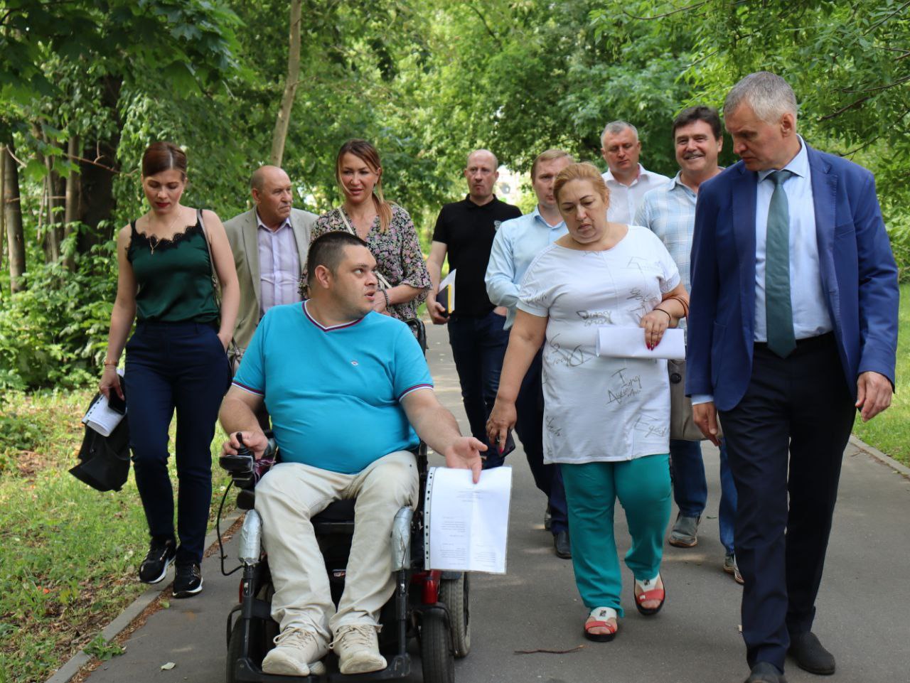 Глава городского округа Фрязино Дмитрий Воробьев, совместно с заместителем начальника РУАД-8 ГБУ Московской области Александром Печниковым и жителем города Максимом Литвиненко проверил доступную среду в городском округе Фрязино