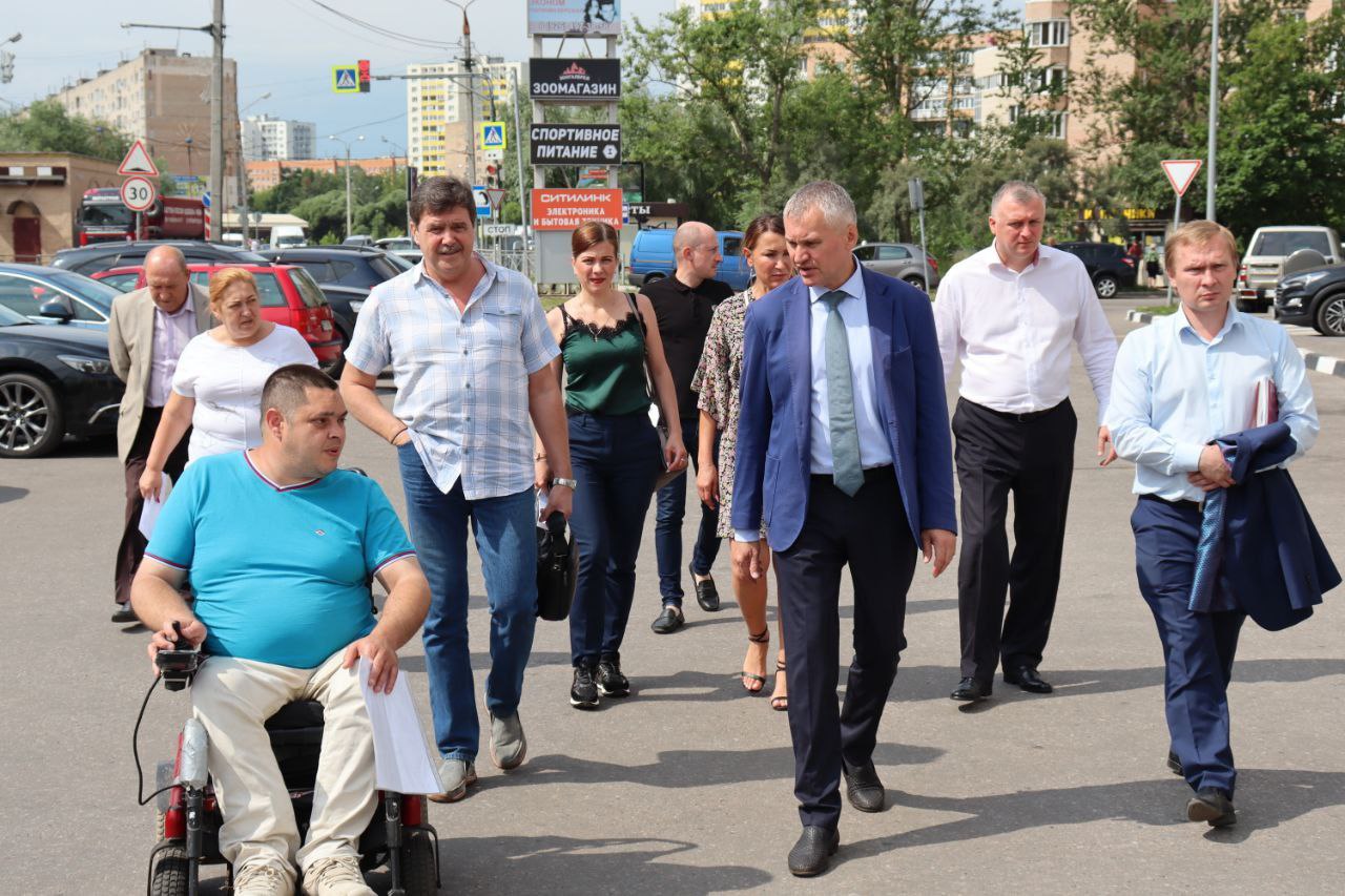 Глава городского округа Фрязино Дмитрий Воробьев, совместно с заместителем начальника РУАД-8 ГБУ Московской области Александром Печниковым и жителем города Максимом Литвиненко проверил доступную среду в городском округе Фрязино