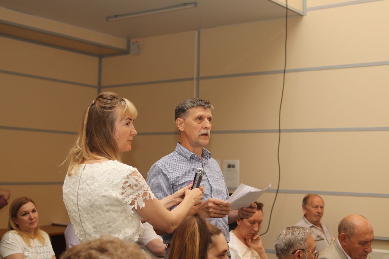 Глава городского округа Фрязино Дмитрий Воробьев, совместно с руководителями территориального отдела ГЖИ, заместителем начальника территориального отдела № 9 Главного управления содержания территорий Московской области Владимиром Абаиным, консультантом ТО-23 ГЖИ МО Светланой Саловой, руководителем проектов Центра управления проектами Фонда капитального ремонта Евгением Богдановым, консультантом Управления «Фрязино» ООО «МосОблЕИРЦ» Любовью Левицкой, представителем филиала «Подмосковный» ООО «Хартия» и председателем Ассоциации совета МКД г. Фрязино Елизаветой Абдулиной провели уже второй форум «Управдом», в котором приняли участие председатели и члены Советов многоквартирных домов городского округа Фрязино.