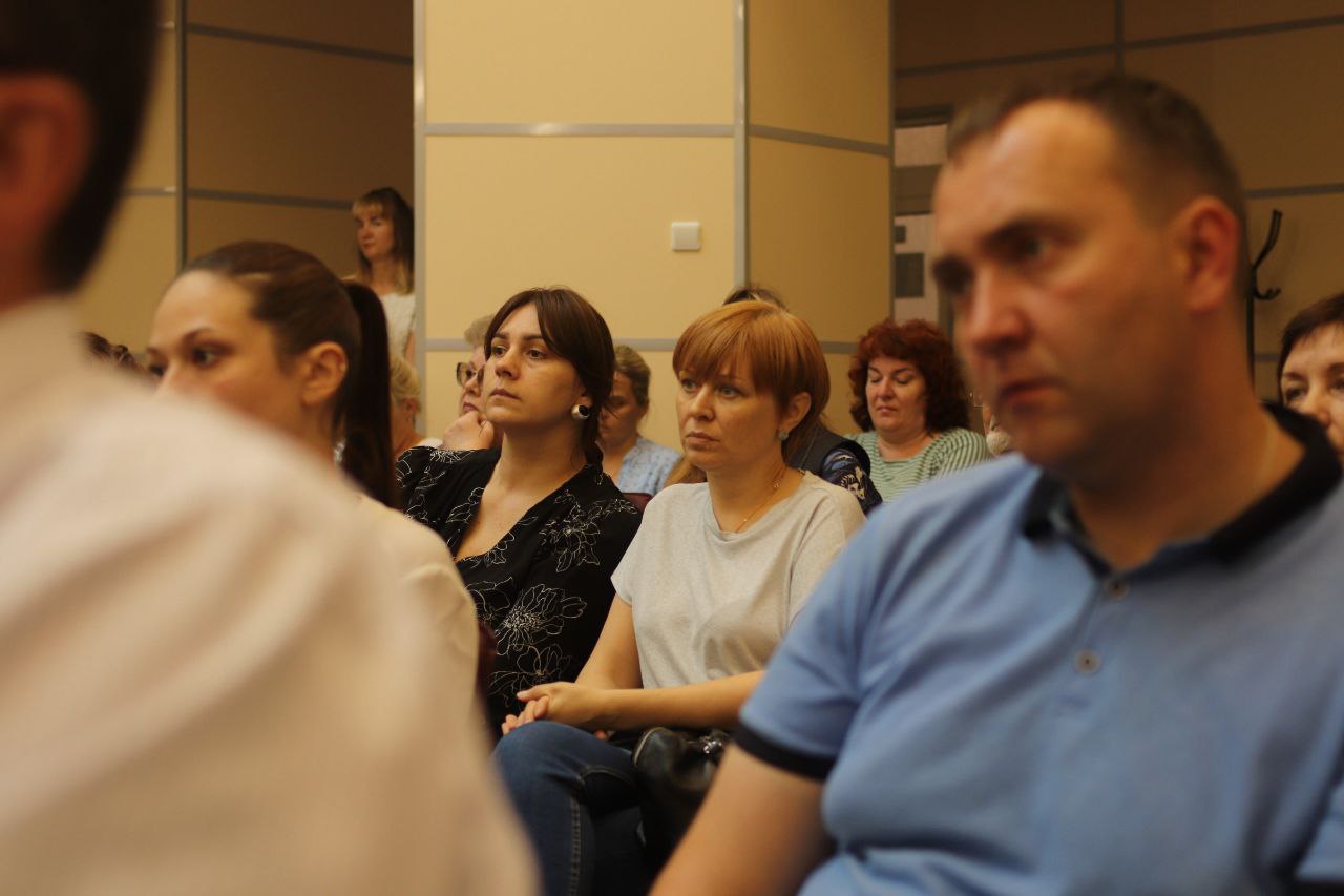 Глава городского округа Фрязино Дмитрий Воробьев, совместно с руководителями территориального отдела ГЖИ, заместителем начальника территориального отдела № 9 Главного управления содержания территорий Московской области Владимиром Абаиным, консультантом ТО-23 ГЖИ МО Светланой Саловой, руководителем проектов Центра управления проектами Фонда капитального ремонта Евгением Богдановым, консультантом Управления «Фрязино» ООО «МосОблЕИРЦ» Любовью Левицкой, представителем филиала «Подмосковный» ООО «Хартия» и председателем Ассоциации совета МКД г. Фрязино Елизаветой Абдулиной провели уже второй форум «Управдом», в котором приняли участие председатели и члены Советов многоквартирных домов городского округа Фрязино.