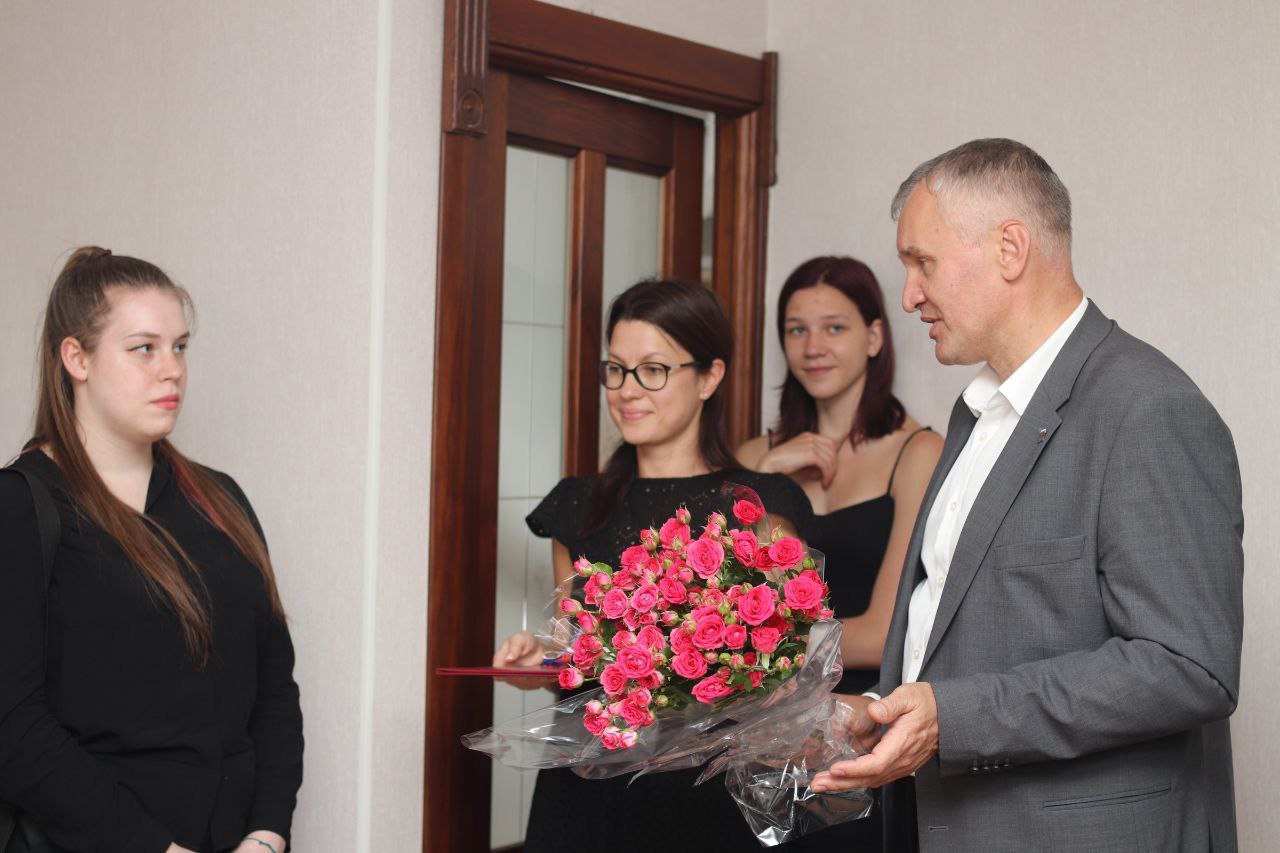 Ключи от собственной квартиры Карине Федотовой вручил глава городского округа Фрязино Дмитрий Воробьев