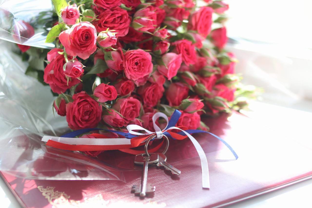 Ключи от собственной квартиры Карине Федотовой вручил глава городского округа Фрязино Дмитрий Воробьев