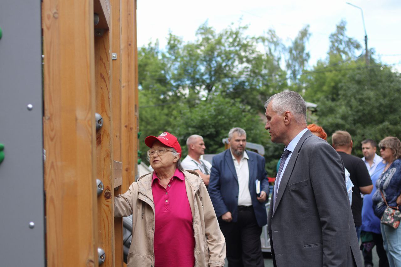 глава города обсудил устройство детской игровой площадки, которая была возведена по программе губернатора Московской области Андрея Воробьева «Наше Подмосковье»
