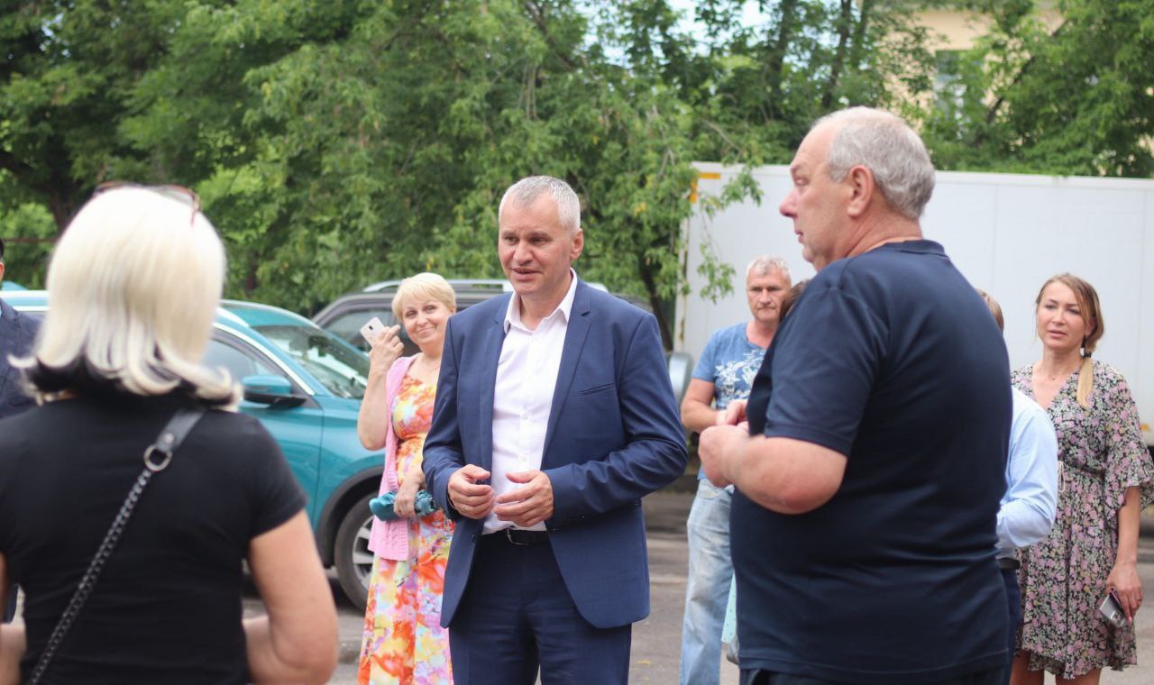 Глава городского округа Фрязино Дмитрий Воробьев, совместно с профильными службами и жителями города провели осмотр проведенного ямочного ремонта во дворе дома 19 по улице Институтской