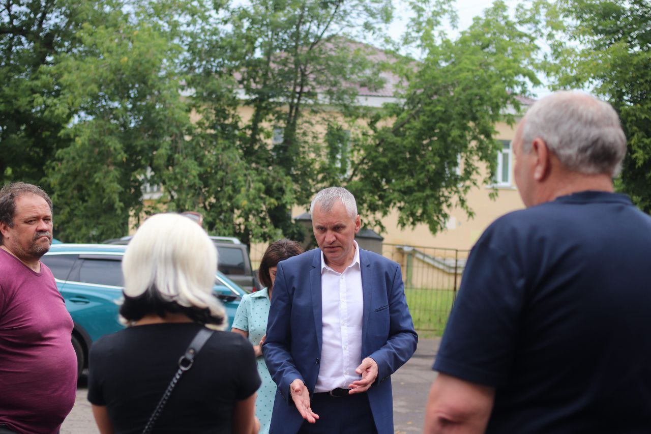 Глава городского округа Фрязино Дмитрий Воробьев, совместно с профильными службами и жителями города провели осмотр проведенного ямочного ремонта во дворе дома 19 по улице Институтской