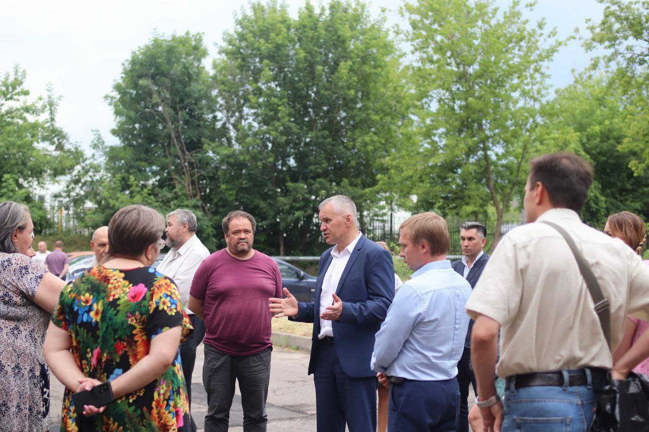 Глава городского округа Фрязино Дмитрий Воробьев, совместно с профильными службами и жителями города провели осмотр проведенного ямочного ремонта во дворе дома 19 по улице Институтской